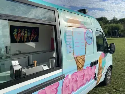 Onze iScoop ijsbus op locatie voor bedrijfscatering of feest