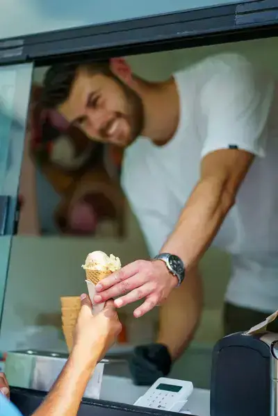 Ambachtelijk schepijs serveren vanuit de ijsbus