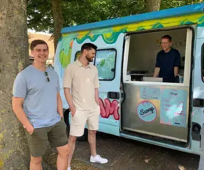 De oprichters van iScoop ijsbussen op locatie
