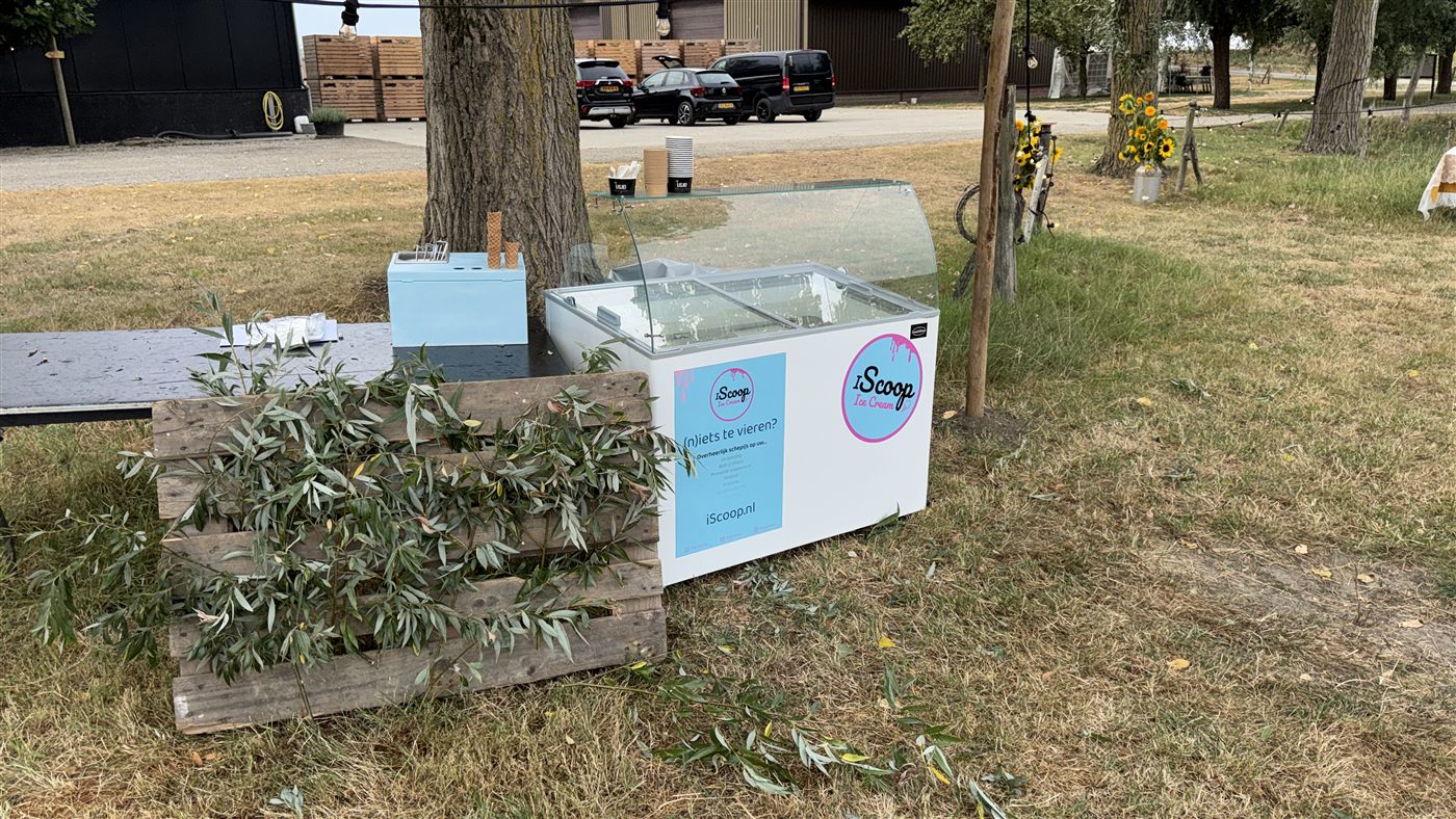Schepijsvitrine van iScoop met ambachtelijk ijs, gereed op locatie